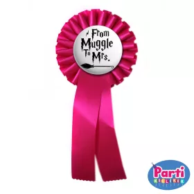   From Muggle To Mrs. lánybúcsú kitűző szalaggal (magenta)