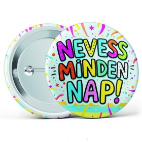   "Nevess minden nap!" feliratos motivációs kitűző több méretben