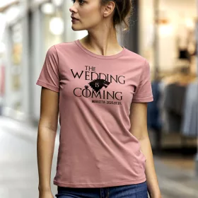   Wedding is coming - lánybúcsús póló választható névvel és dátummal több színben