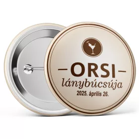   Koktélpoharas lánybúcsús kitűző választható névvel és dátummal