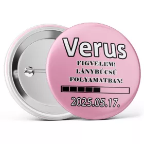   Figyelem! Lánybúcsú folyamatban! kitűző választható névvel és dátummal