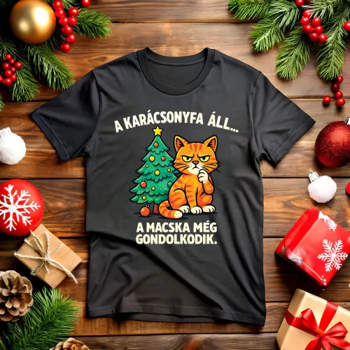 A karácsonyfa áll, a macska még gondolkodik vicces karácsonyi póló