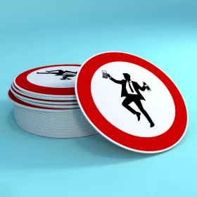 Sebességkorlátozó tábla legénybúcsúra - sörös